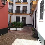 Junto A Casa Pilatos